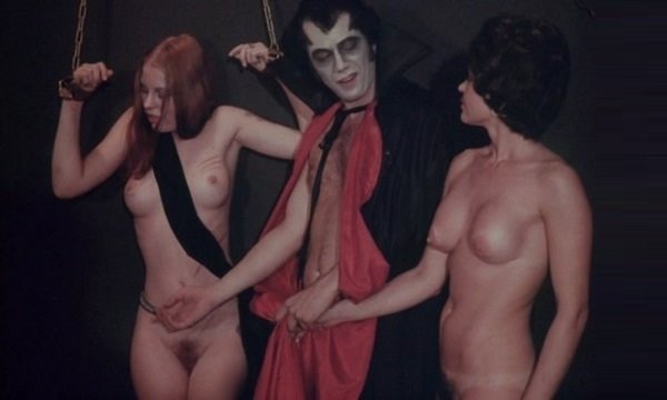 "Инициализация свадьбы" Дракула осеменяет красивых будущих невест.