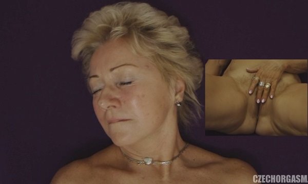 Милая бабулька изрядно кайфует за мастурбацией своей старенькой вульвы.