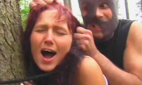 Дикий маньяк выходит на охоту на молодых беззащитных девушек.