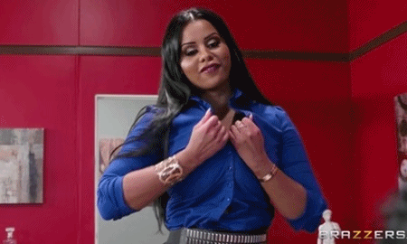 Приятная секретарочка рвет рубашку на своей пышной груди перед боссом.