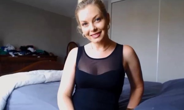 Красотка общается по скайпе со своим любимым и мастурбирует для него.