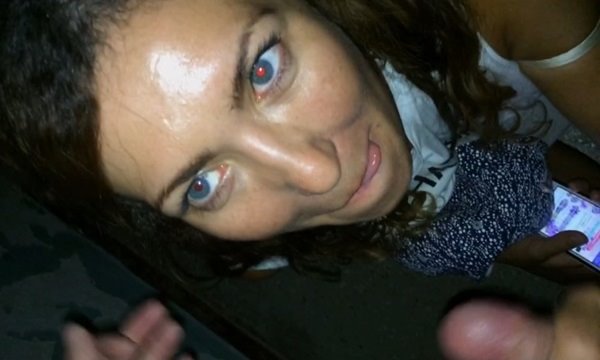 Сексапильная москвичка отсосала член в подъезде.