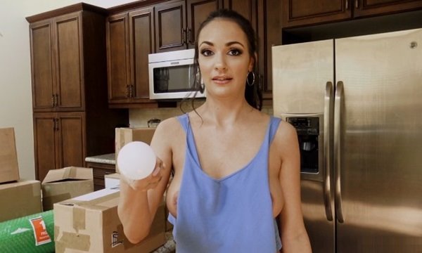 Соседка с великолепными сиськами отблагодарила парня за помощь.