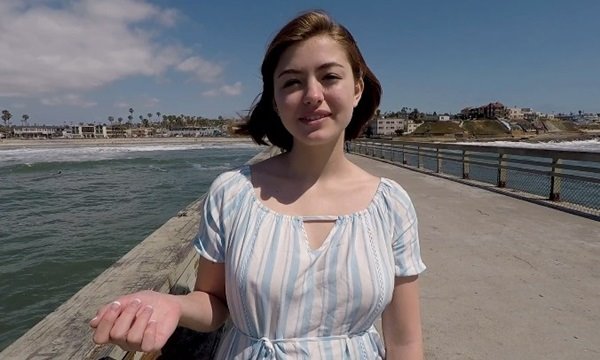 Прелестная брюнеточка кончает на кастинге после нежного вхождения на бочку.