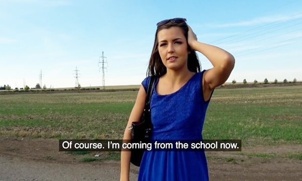 Сладенькая чешка берет в рот на трассе и даёт подержать за румяную попку.