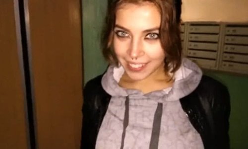 Веселая молодая парочка трахаются в лифте.