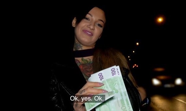 Шлюшка с татухами на сосках отдается на капоте машины за 300 евро.