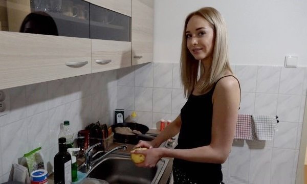 Добродушная красотка приютила, накормила и дала потрахать.