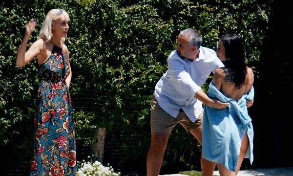 Худенькая милашка пришла чтобы соблазнить зрелого мужика.