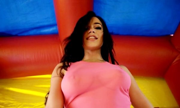 Молоденькая брюнетка очень хотела попрыгать и допрыгалась.