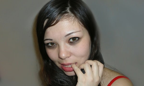 Красивая казашка сосет и кушает сперму парня.