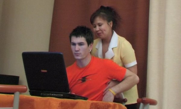 Мать пере возбуждается в роли домашней хозяйки и пристает к сыну.