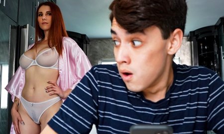 Палит мамины прелести через её прозрачное белье и овладевает желанием трахаться.