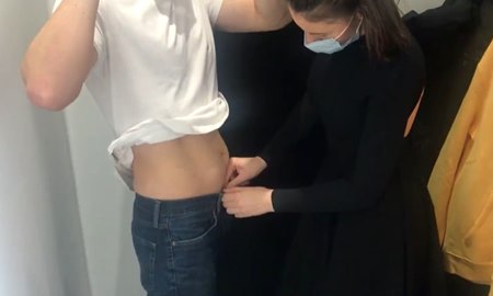 Минет и секс в примерочной ТЦ с губастой продавщицей.