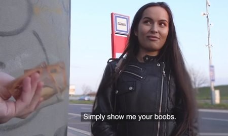 Черноволосая россиянка красиво расставляет ножки на улице и трахается за деньги.