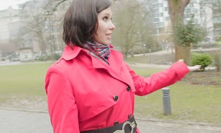 Экспортная русская милфа показывает клиенту дом на продажу и получает огромный африканский член в очко.