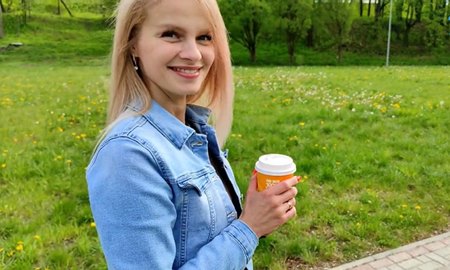 Одинокая русская милфа прогуливается с незнакомцем и приглашает к себе, трахнуть её очень сочную пизду.