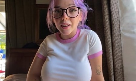 Дойкастая падчерица спалила что отчим подписался на её Онлифанс и жаждит секса с ним.