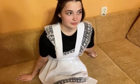 Молоденькая служанка отдается сыну работодателя, чтобы и впреть работать в этом доме.