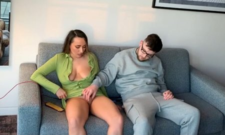 Пухленькая молодая жена в экстазе от того как её трахает её мужик.
