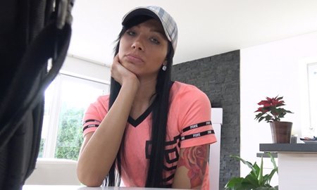 Коллектор по машине вычислил убегающую от долгов чешскую девушку и выебал.